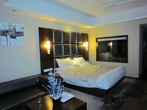 Отель Pine Spring Wazir Bagh