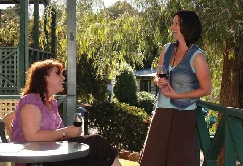 هتل Riverview Tourist Park