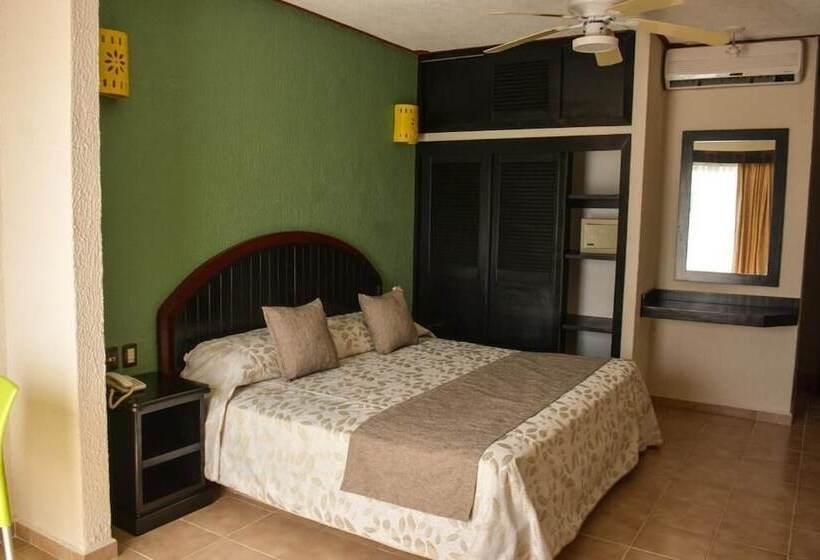 Отель Suites Los Arcos