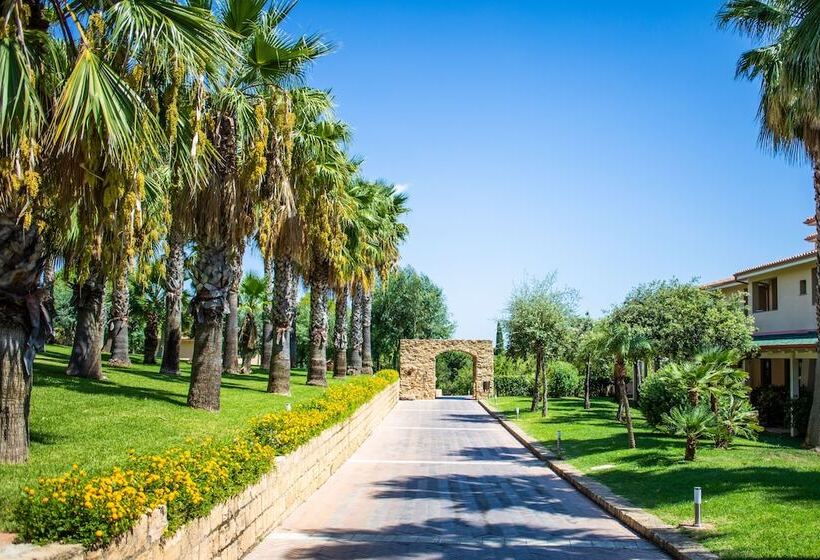 فندق Th Le Castella   Baia Degli Dei Village