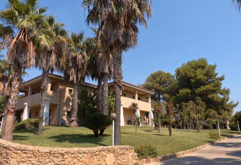 فندق Th Le Castella   Baia Degli Dei Village