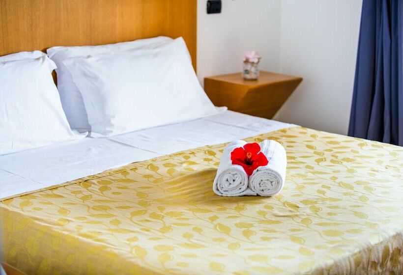 فندق Th Le Castella   Baia Degli Dei Village