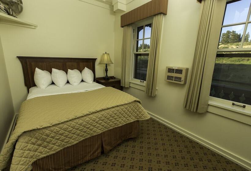 Many Glacier Hotel   Inside The Park