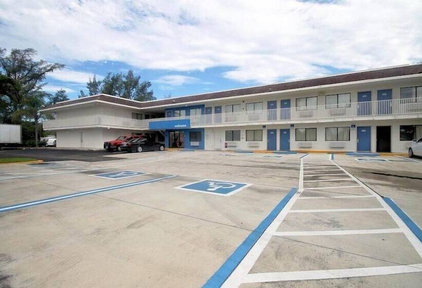 Motel 6 Dania Beach