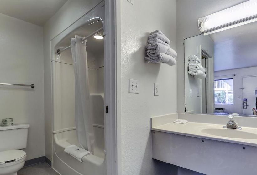 Мотель Rodeway Inn & Suites