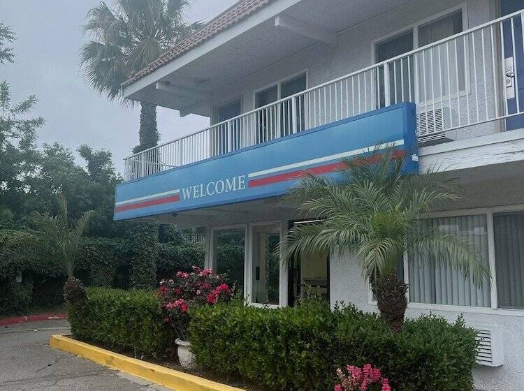 מוטל North Hills Inn