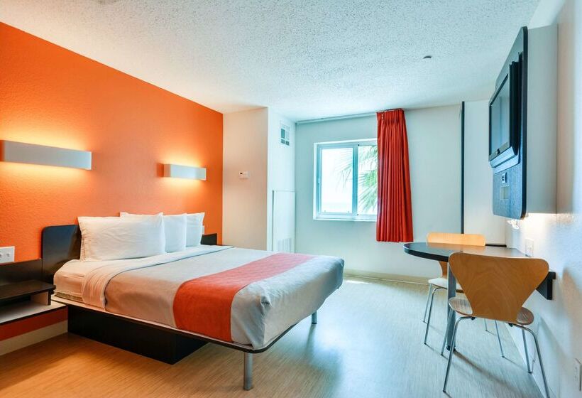 Motel 6biloxi, Ms  Beach