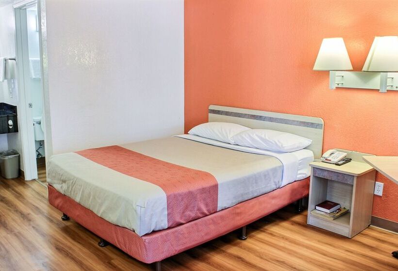 Motel 6coalinga, Ca  East