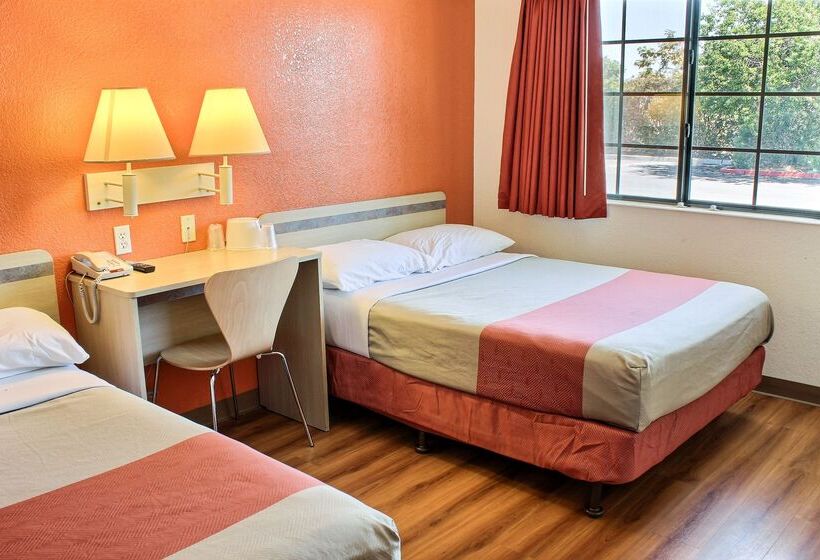 Motel 6coalinga, Ca  East