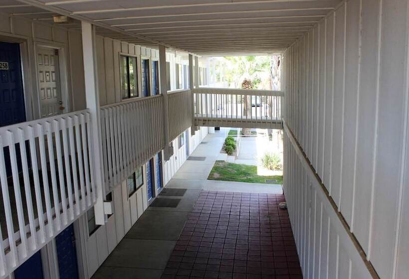 Motel 6coalinga, Ca  East