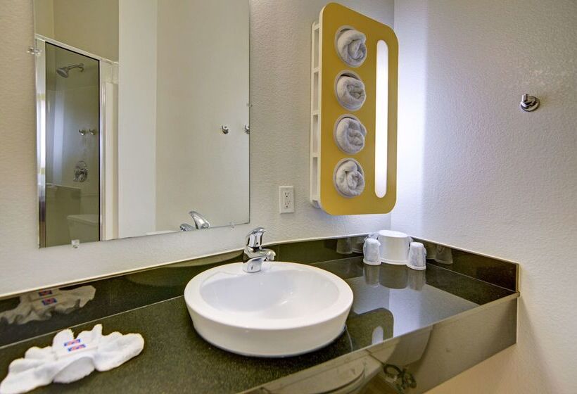 Motel 6roanoke, Tx  Northlake  Speedway