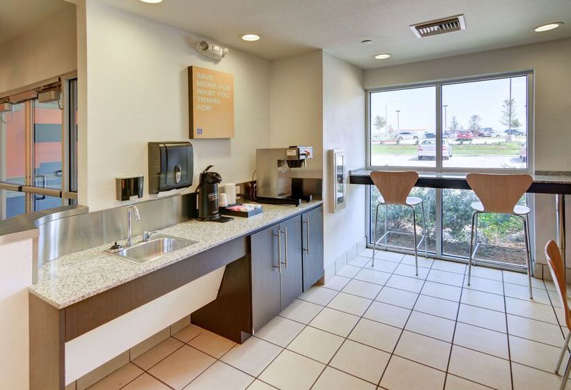 Motel 6roanoke, Tx  Northlake  Speedway