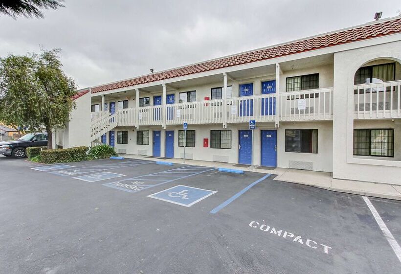 Motel 6salinas, Ca  North Monterey Area