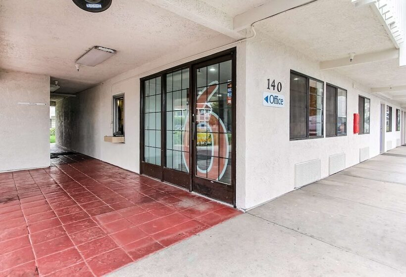 Motel 6salinas, Ca  North Monterey Area