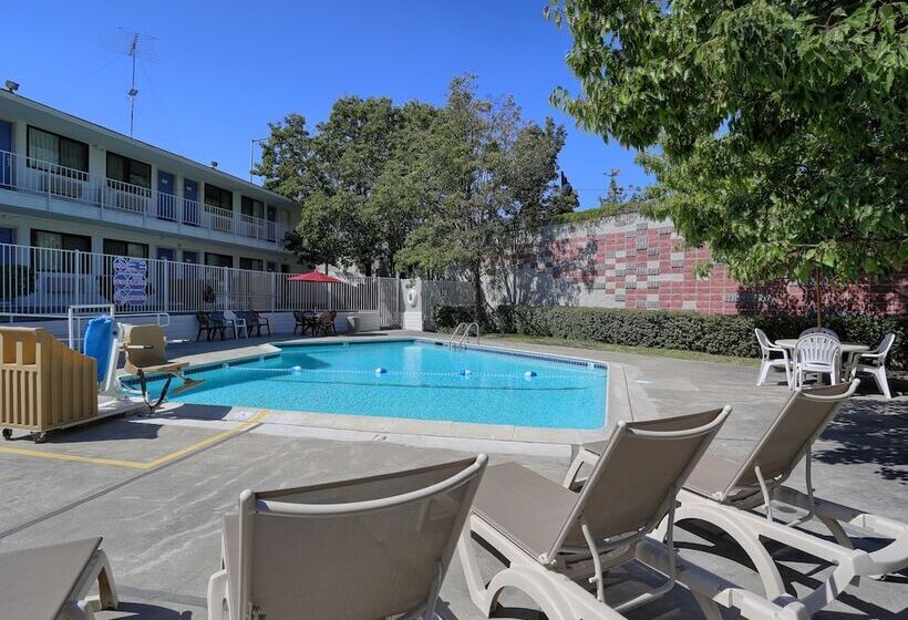 فندق على الطريق Park Inn By Radisson