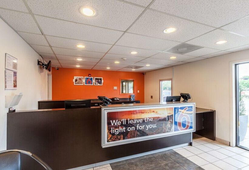 Motel 6webster, Tx  Houston  Nasa Lake