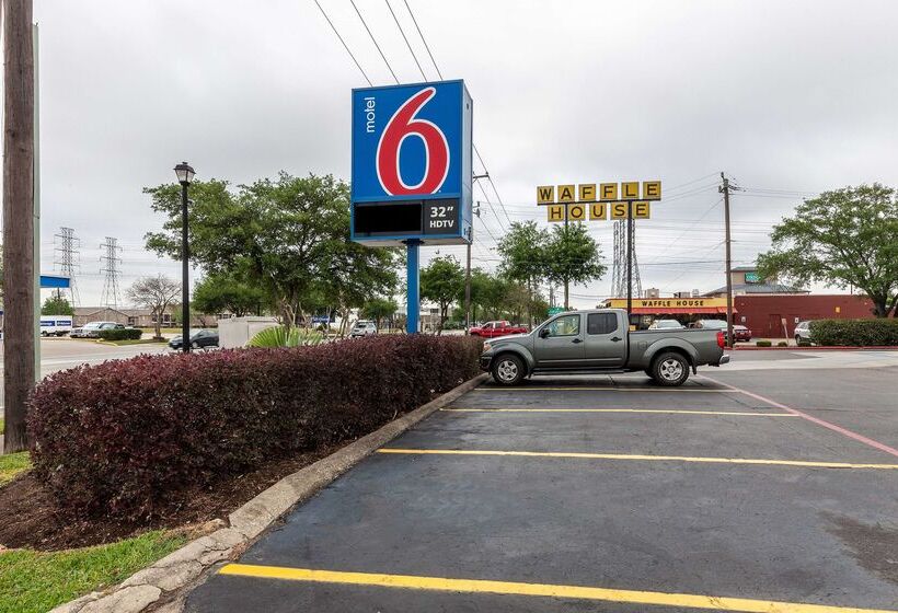 Motel 6webster, Tx  Houston  Nasa Lake