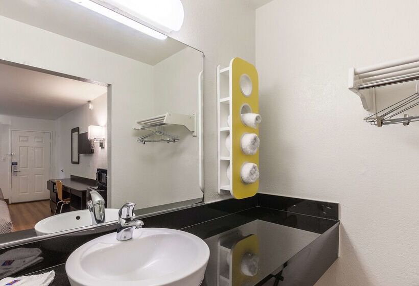 Motel 6webster, Tx  Houston  Nasa Lake