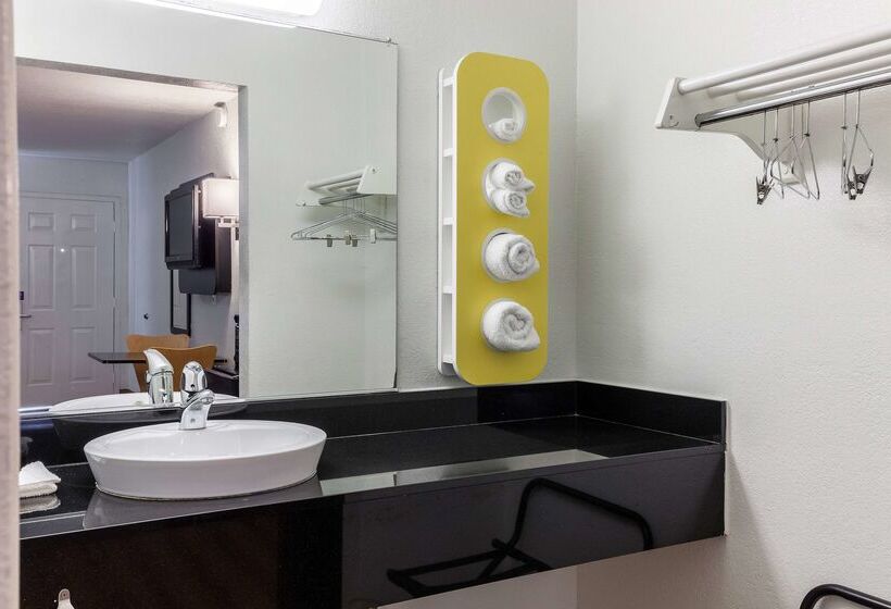 Motel 6webster, Tx  Houston  Nasa Lake