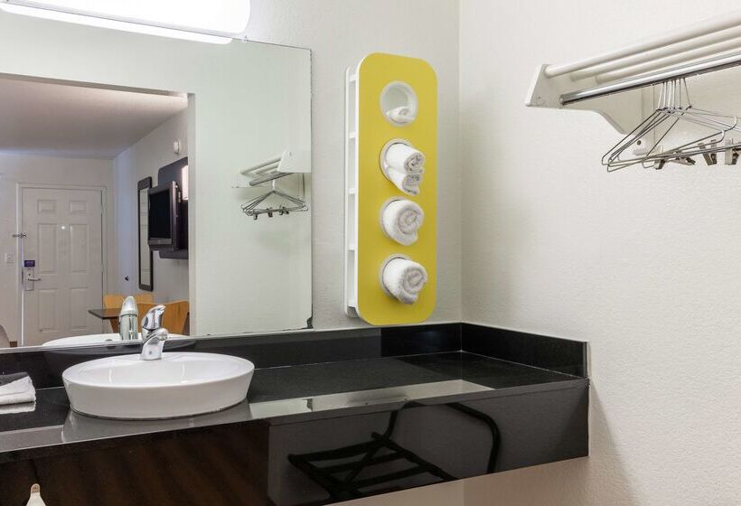 Motel 6webster, Tx  Houston  Nasa Lake