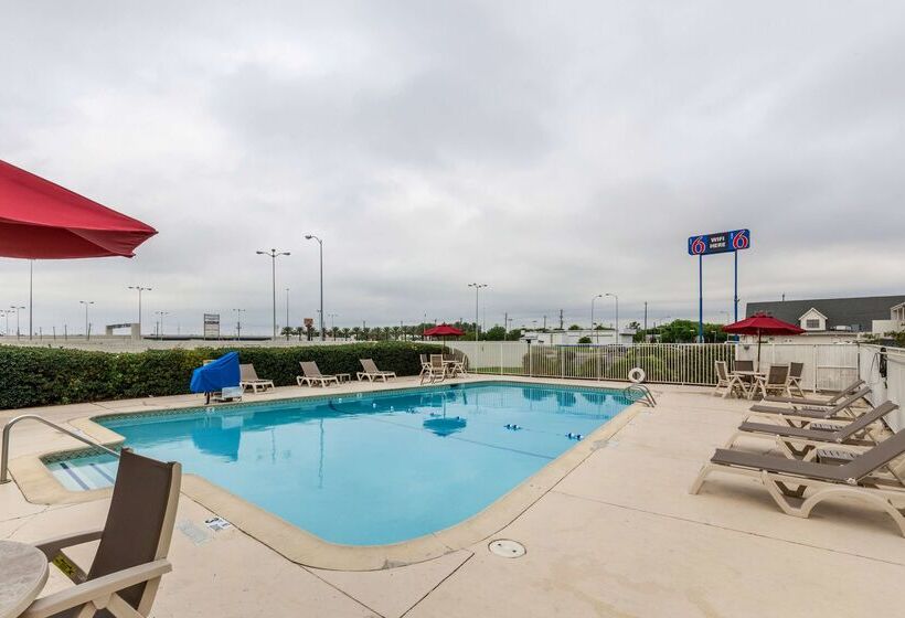 Motel 6webster, Tx  Houston  Nasa Lake