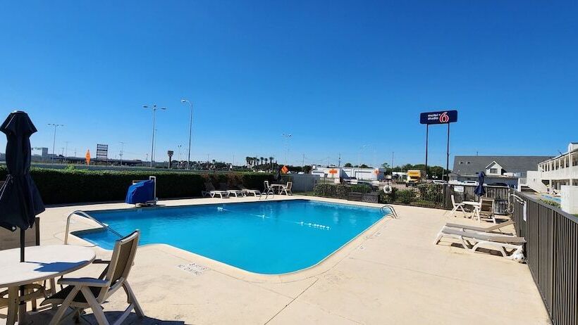Motel 6webster, Tx  Houston  Nasa Lake