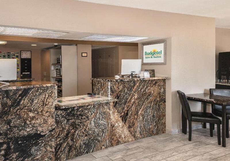 فندق على الطريق Budgetel Inn & Suites