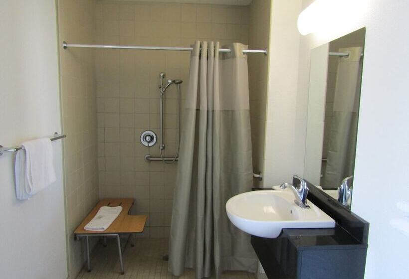 فندق على الطريق Budgetel Inn & Suites