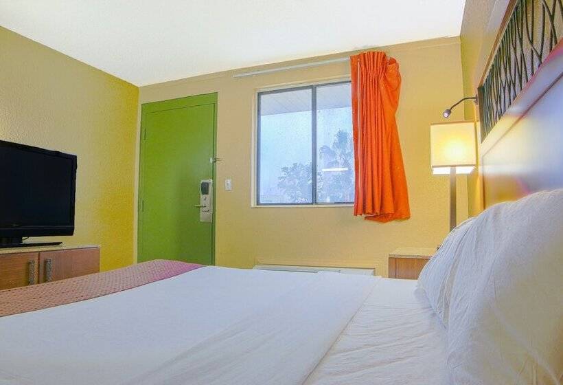 فندق على الطريق Econo Lodge