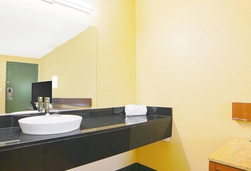 فندق على الطريق Econo Lodge