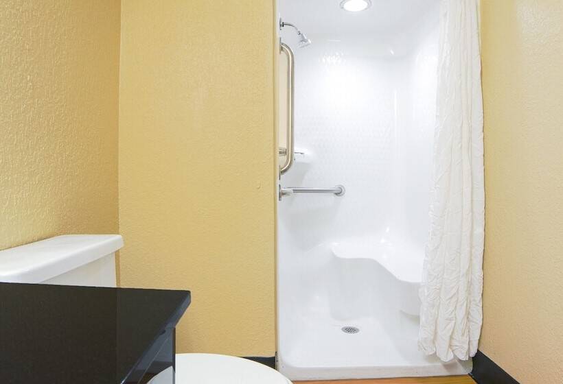 فندق على الطريق Econo Lodge