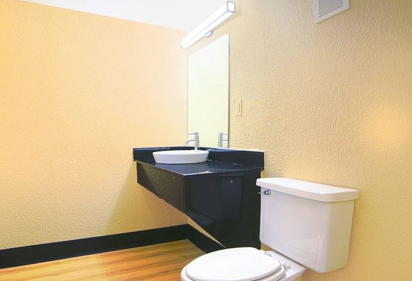 فندق على الطريق Econo Lodge