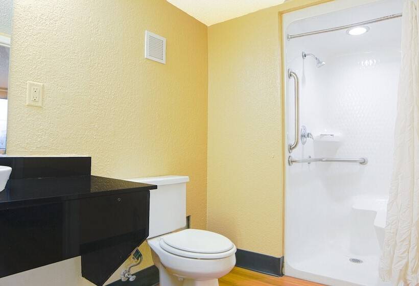 فندق على الطريق Econo Lodge