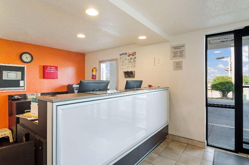 فندق على الطريق Econo Lodge