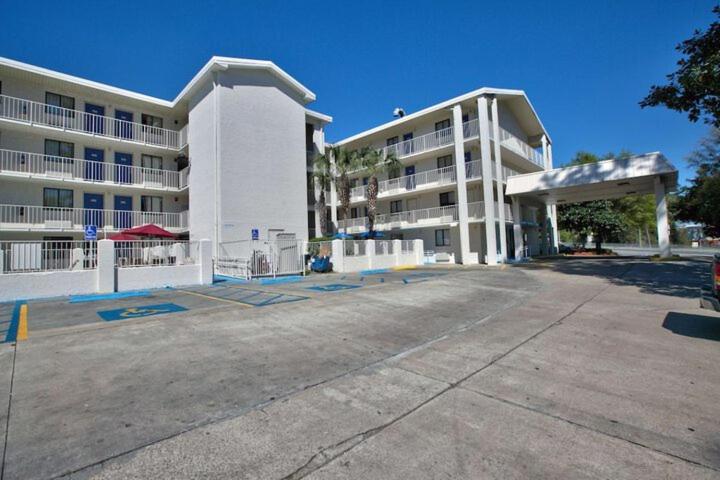 فندق على الطريق Loyalty Inn Tallahassee