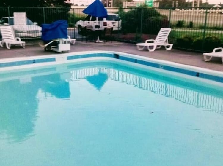 Мотель Red Carpet Inn Louisville North Jeffersonville In