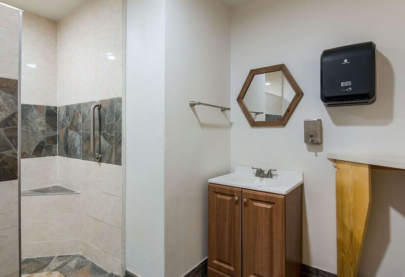 فندق على الطريق Rodeway Inn Broken Bowhochatown