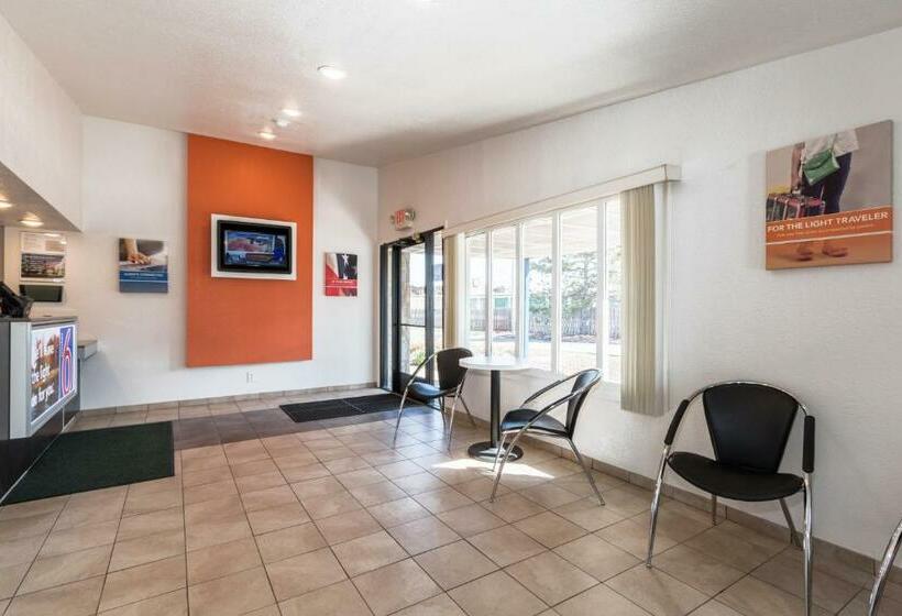 فندق على الطريق Travelodge By Wyndham Lansing