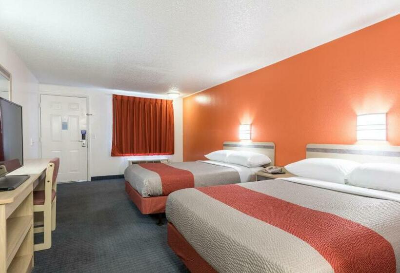 فندق على الطريق Travelodge By Wyndham Lansing