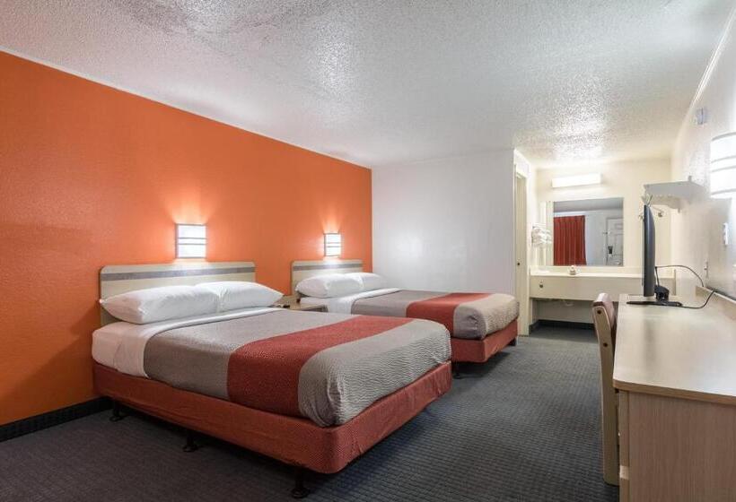 فندق على الطريق Travelodge By Wyndham Lansing