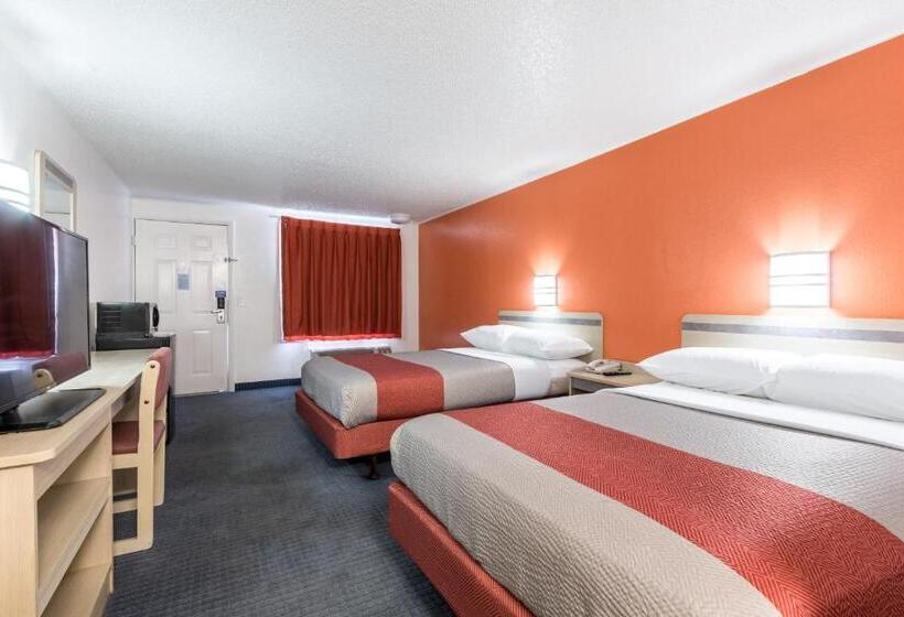 فندق على الطريق Travelodge By Wyndham Lansing