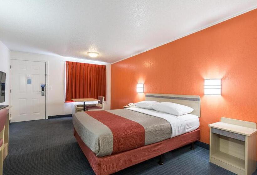 فندق على الطريق Travelodge By Wyndham Lansing