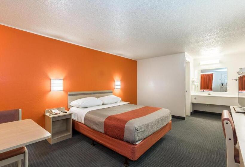 فندق على الطريق Travelodge By Wyndham Lansing