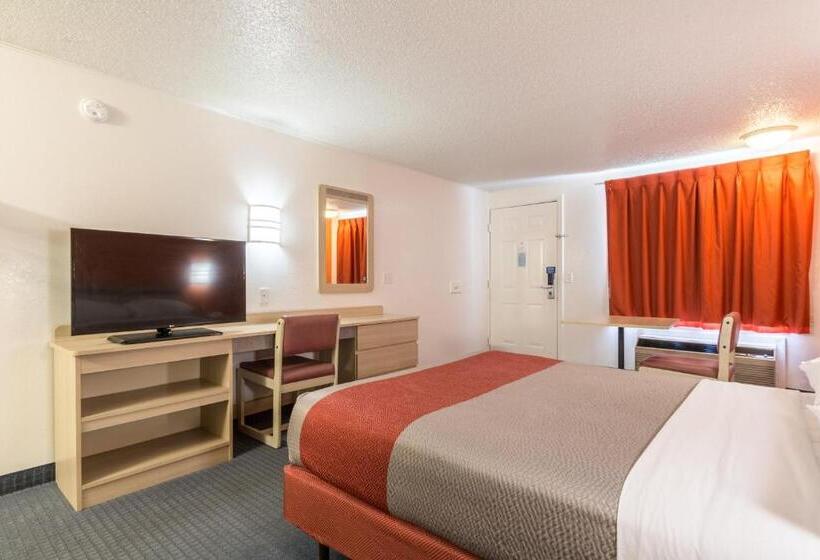 فندق على الطريق Travelodge By Wyndham Lansing