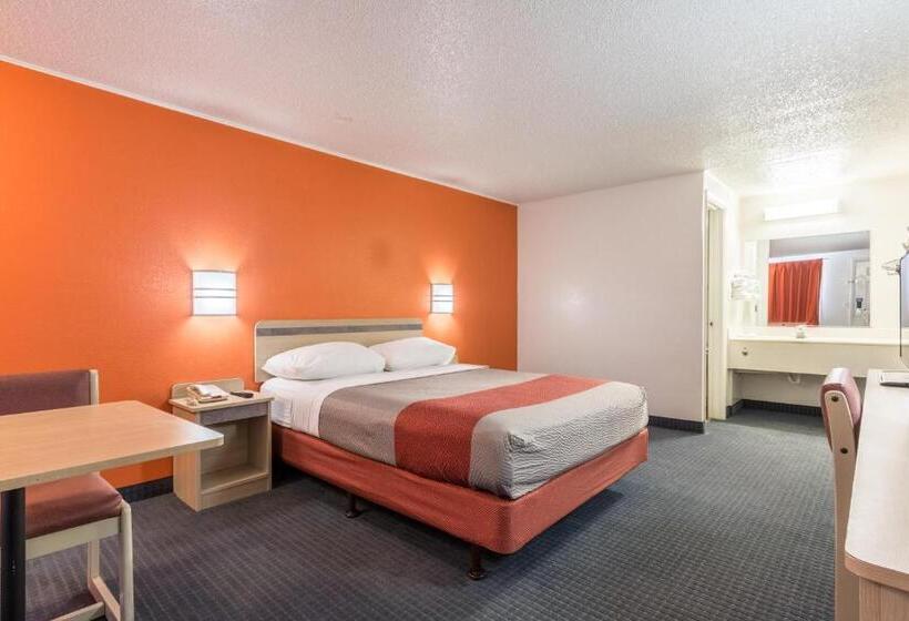 فندق على الطريق Travelodge By Wyndham Lansing