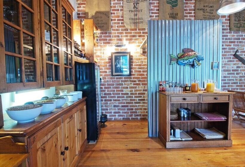 膳宿费 At The Woods Guest House