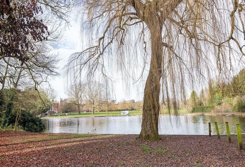 Vii Hotel & Indian Restaurant