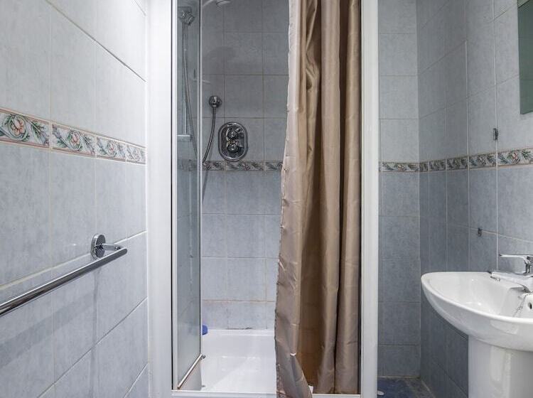 Vii Hotel & Indian Restaurant