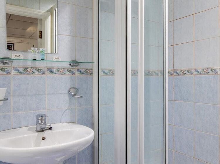 Vii Hotel & Indian Restaurant