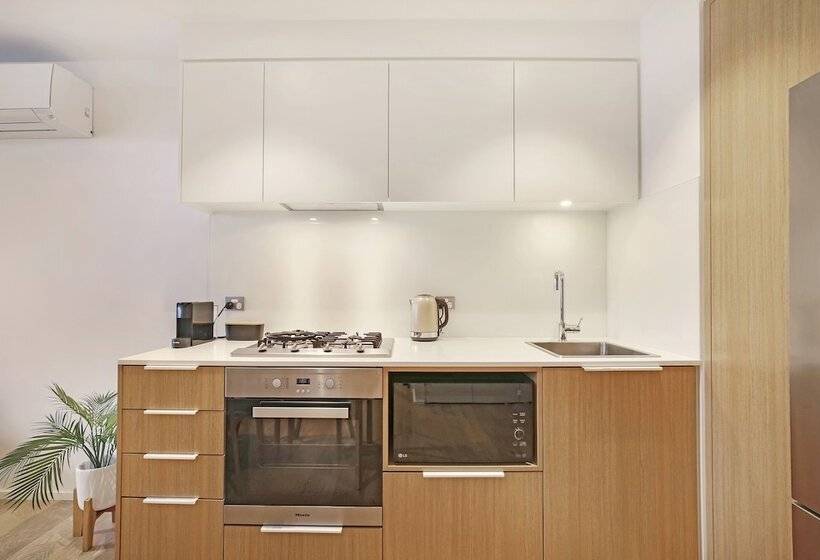 Astra Apartments   Docklands